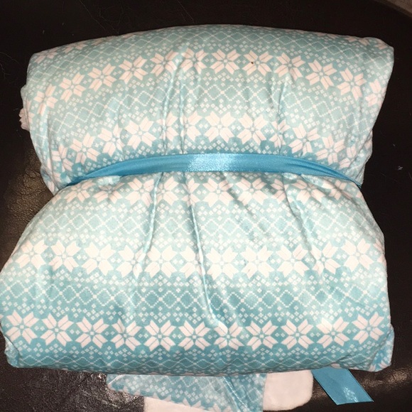 Pet Travel blanket with squeaky toy - Picture 3 of 3